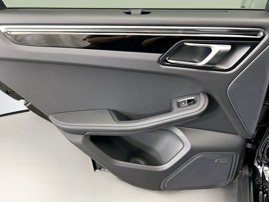 Thumbnail: 2026 Porsche Macan - 27