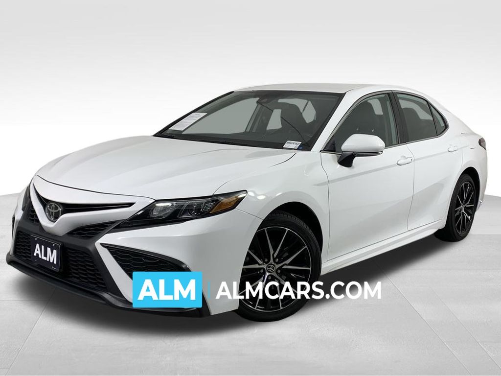 2024 Toyota Camry SE's photo