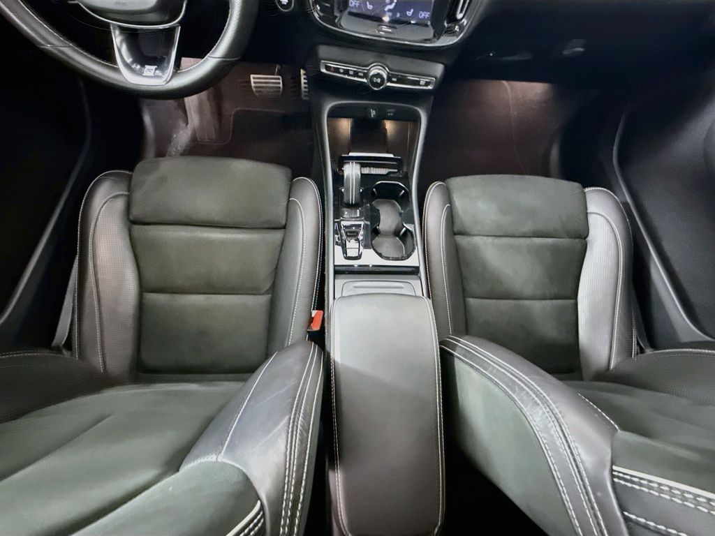 Thumbnail: 2019 Volvo XC40 - 16