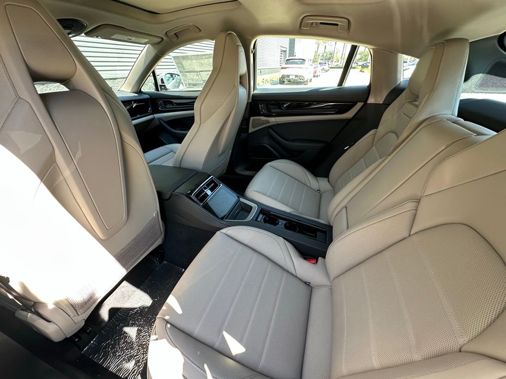 Thumbnail: 2026 Porsche Panamera - 32