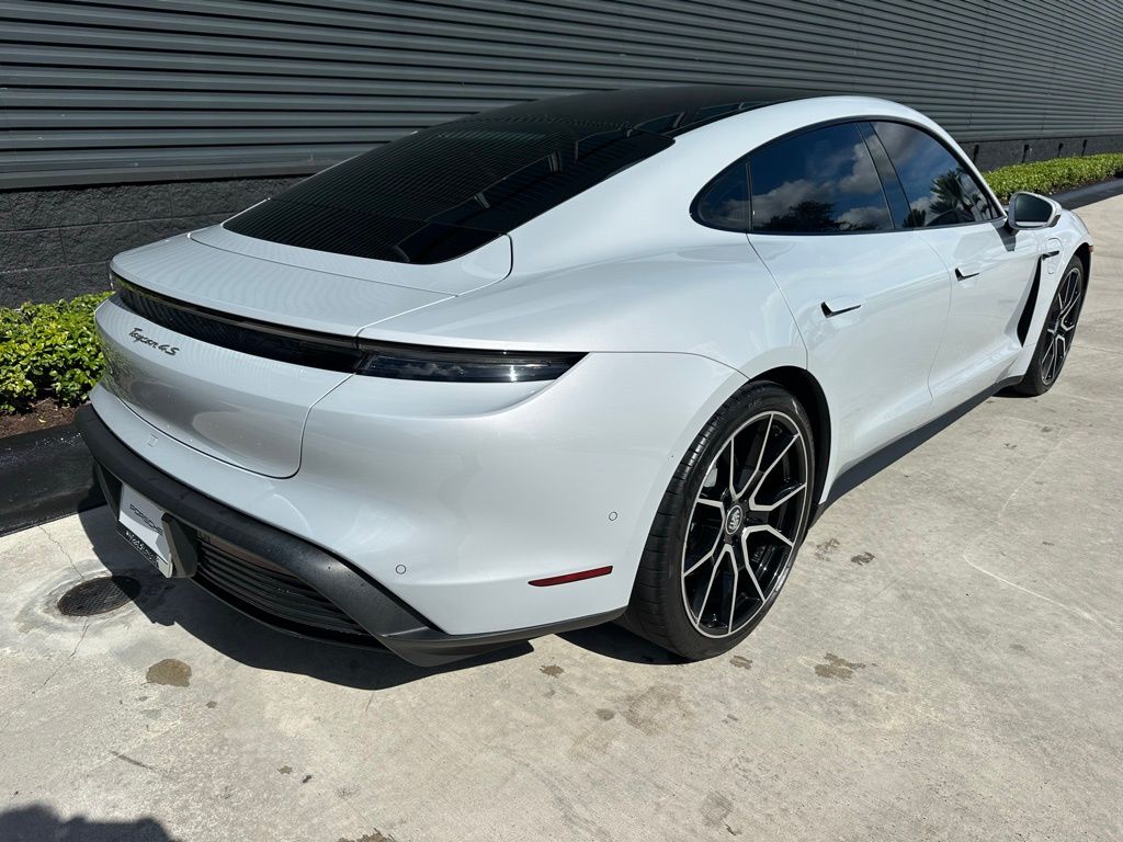 Thumbnail: 2022 Porsche Taycan - 9