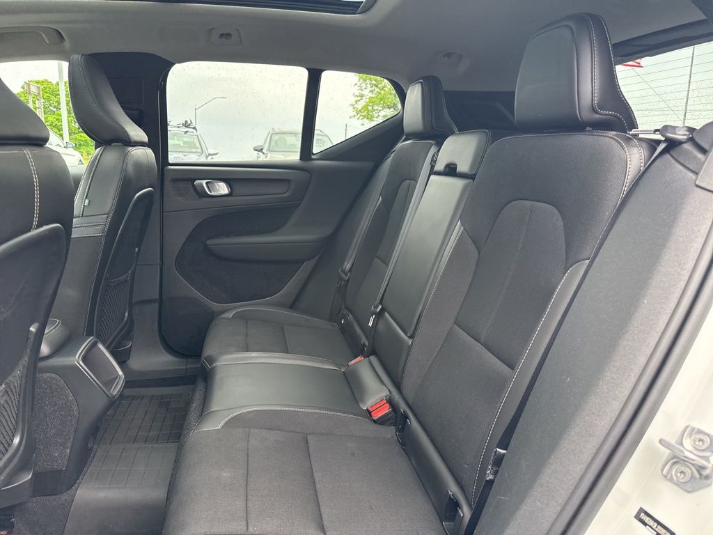 2020 Volvo XC40 Momentum White at Sutliff Volkswagen