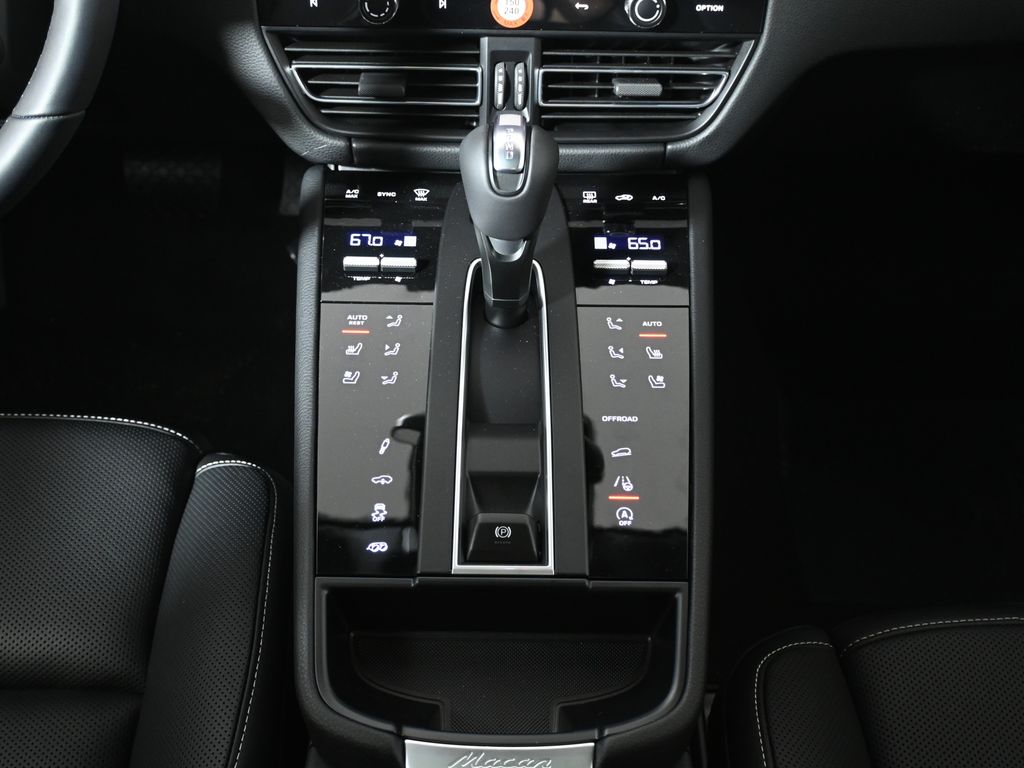 Thumbnail: 2026 Porsche Macan - 23