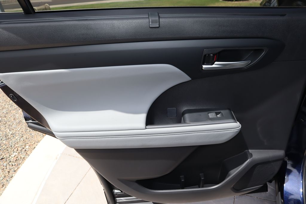 2025 Toyota Highlander XLE 25