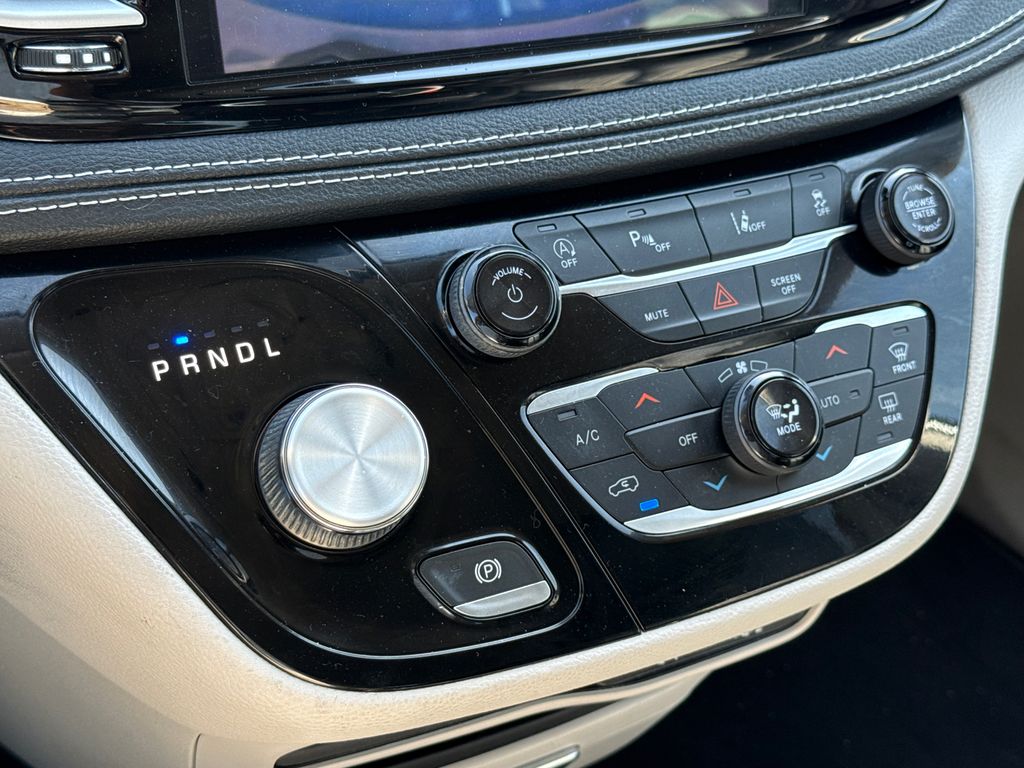Used 2023 Chrysler Pacifica Van