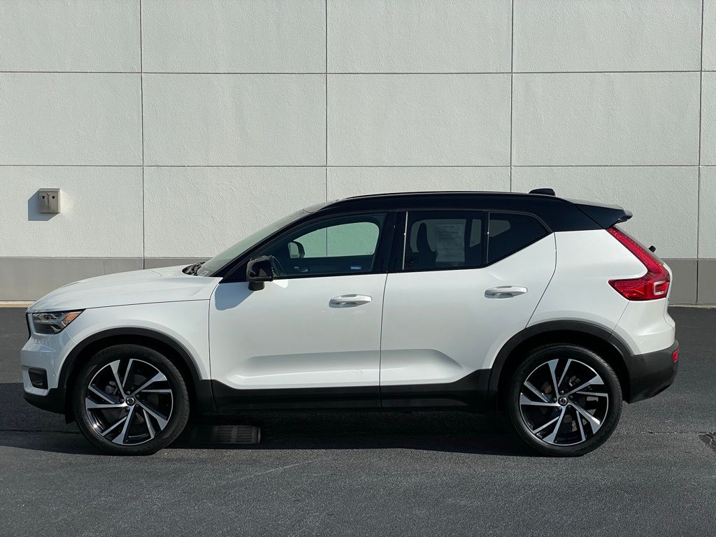 Thumbnail: 2021 Volvo XC40 - 2