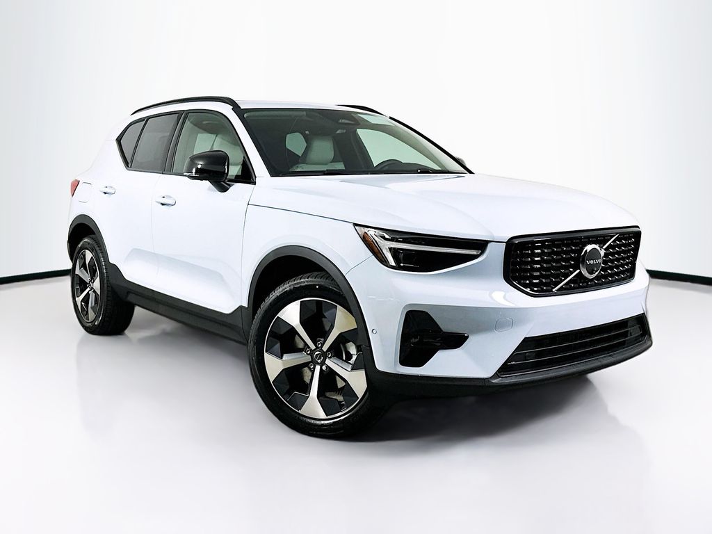 2026 Volvo XC40 B5 Plus