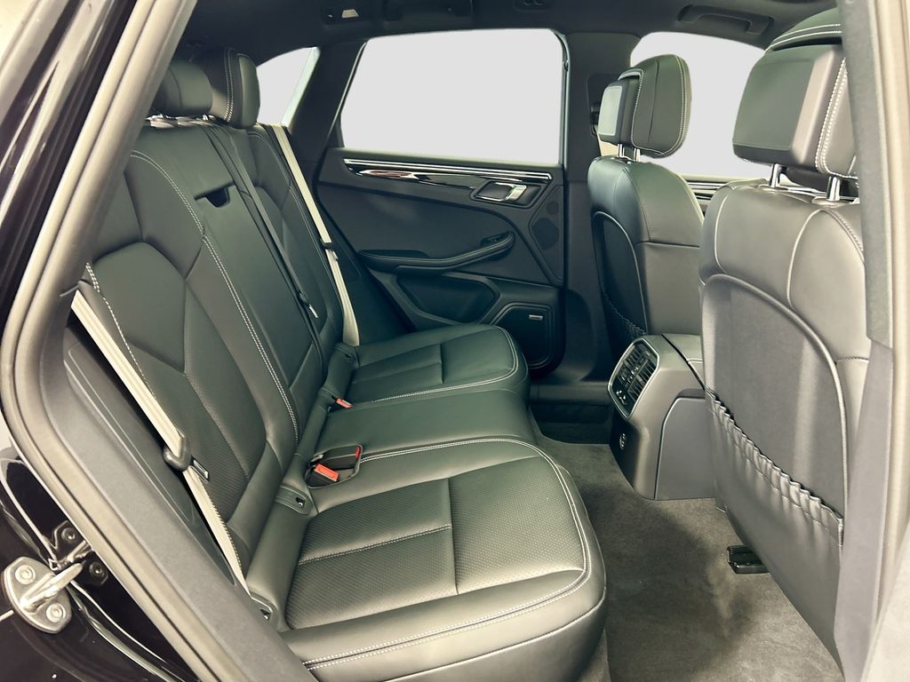 Thumbnail: 2026 Porsche Macan - 23