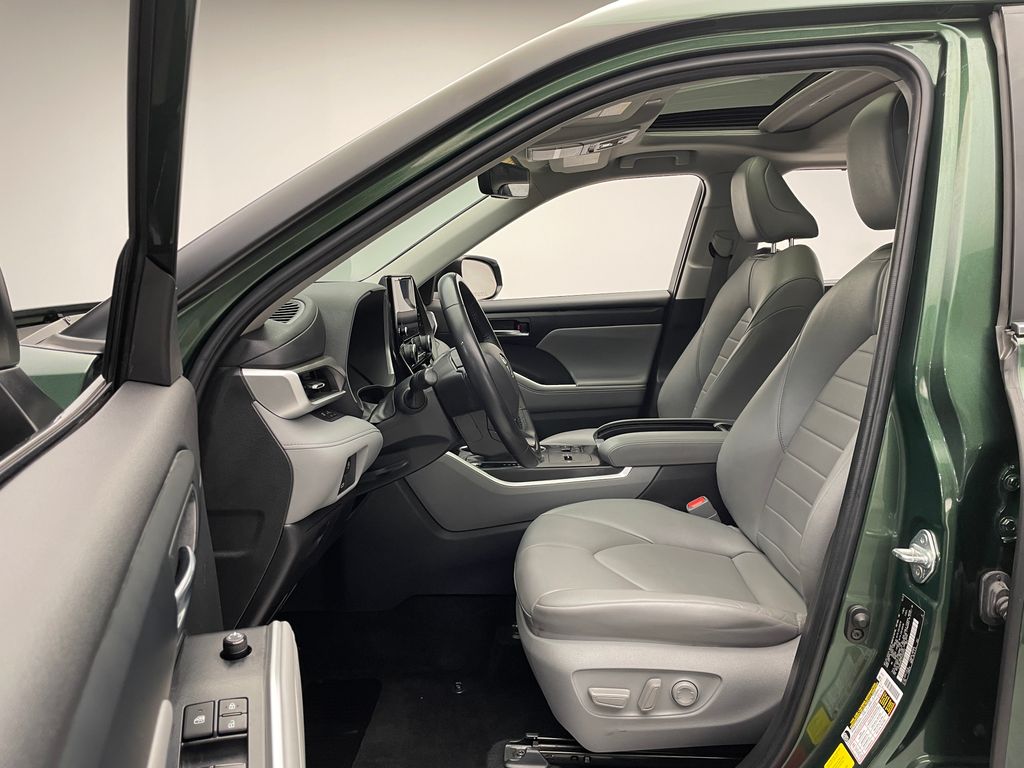 2023 Toyota Highlander XLE 12