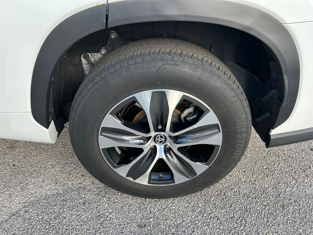 Thumbnail: 2023 Toyota Highlander - 9