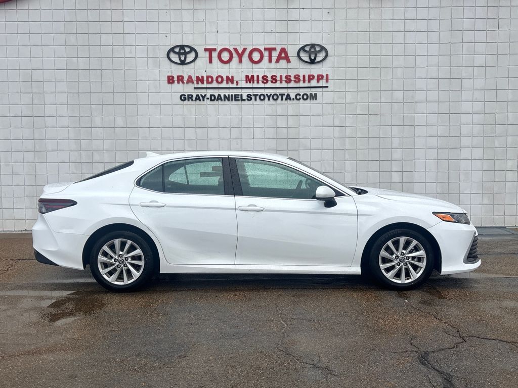 2023 Toyota Camry LE's photo