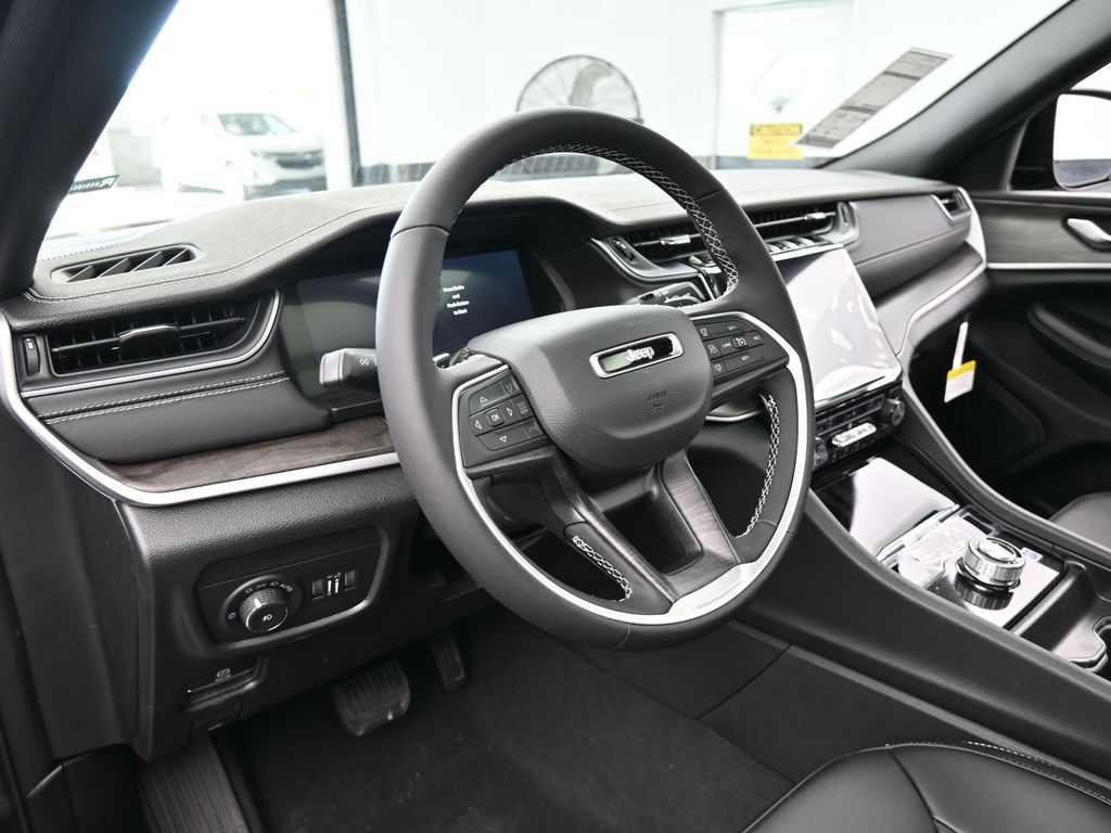 New 2025 Diamond Black Crystal Pearlcoat Jeep Limited image 10