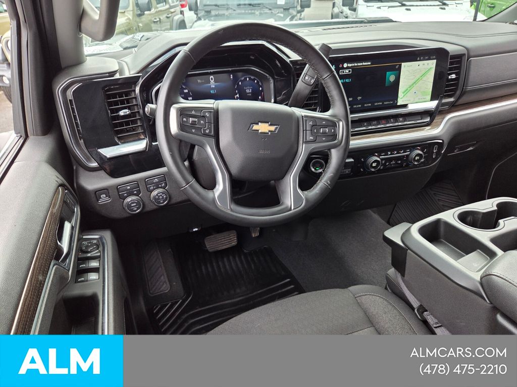 Used 2025 White Chevrolet LT image 9