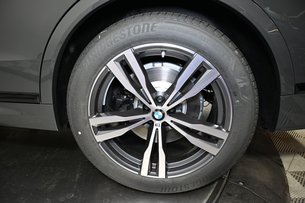 Thumbnail: 2026 BMW X7 - 12
