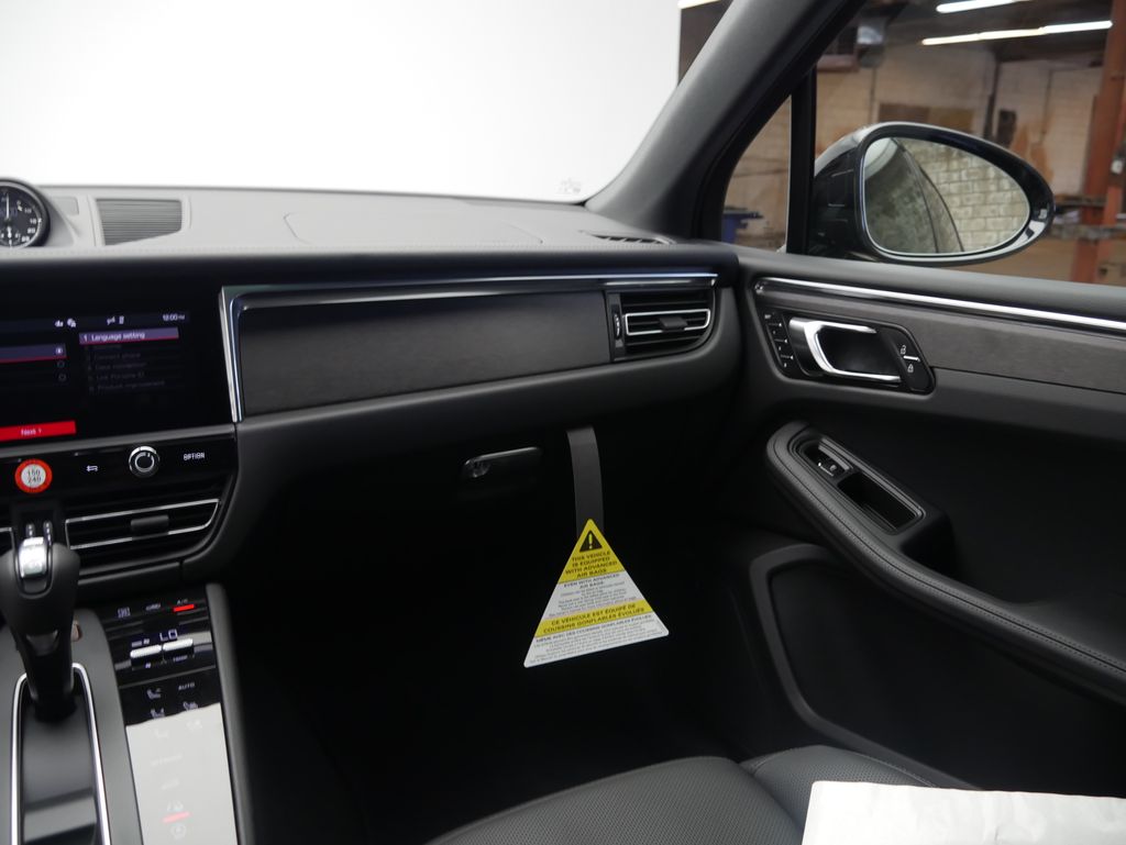 Thumbnail: 2026 Porsche Macan - 31