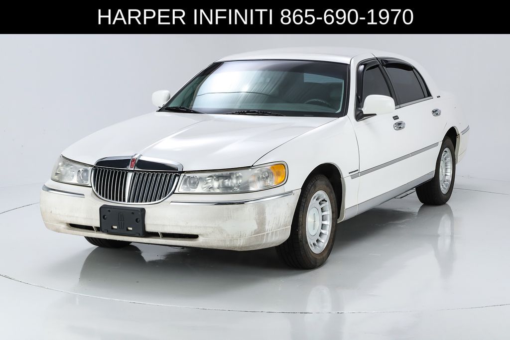 Vibrant White Clearcoat 2000 Lincoln Town Car Sedan Rear-Wheel Drive 4-Speed Automatic Overdrive