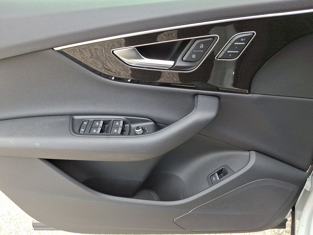 Thumbnail: 2023 Audi Q7 - 13