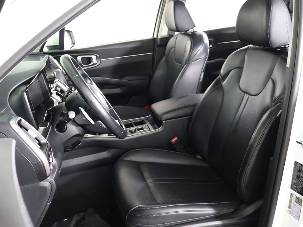Used 2022 White Kia EX image 33
