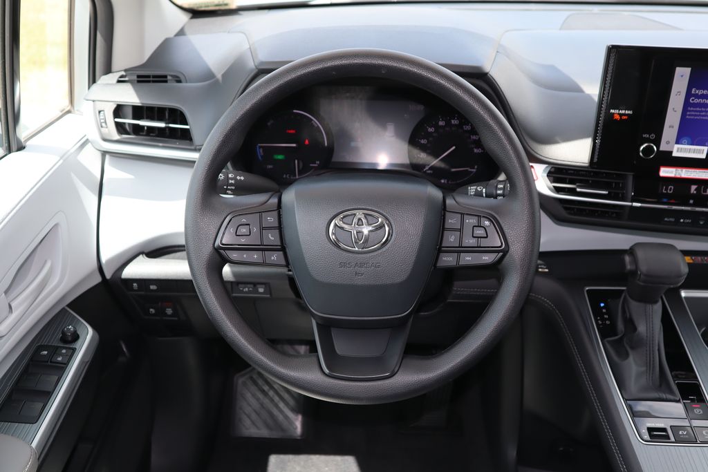 2025 Toyota Sienna LE 10