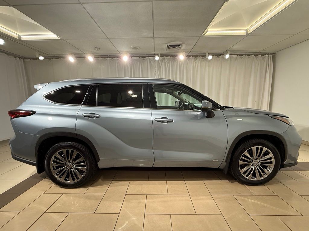 Thumbnail: 2024 Toyota Highlander - 6
