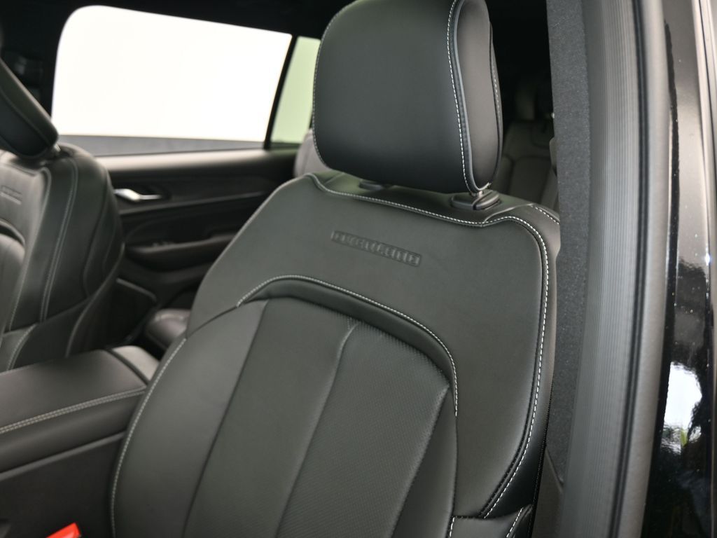 New 2025 Diamond Black Crystal Pearlcoat Jeep Overland image 17