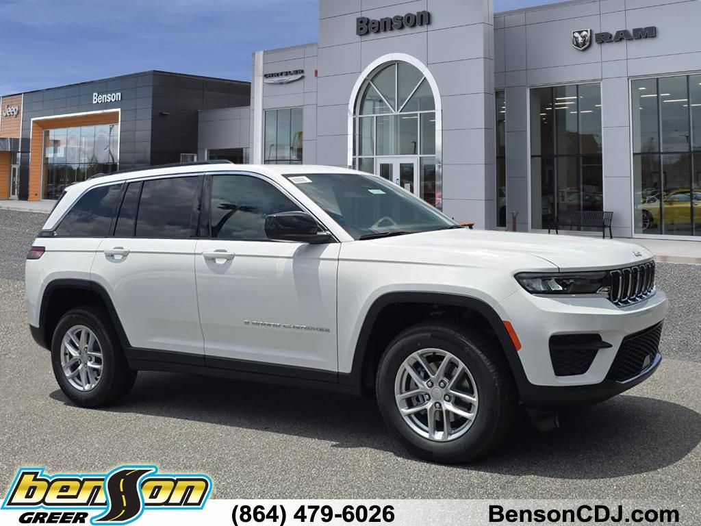 Bright White Clearcoat 2026 Jeep Grand Cherokee Laredo 4WD SUV / Crossover Four-Wheel Drive 8-Speed Automatic