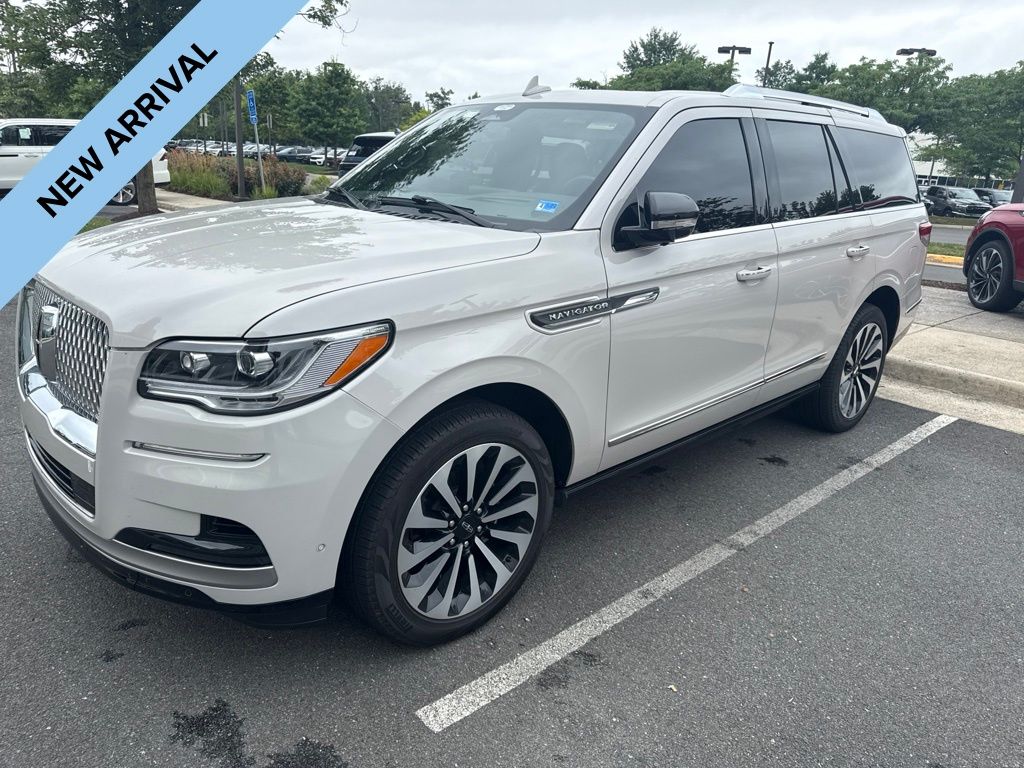 Pearl Metallic 2024 Lincoln Navigator SUV / Crossover Four-Wheel Drive Automatic
