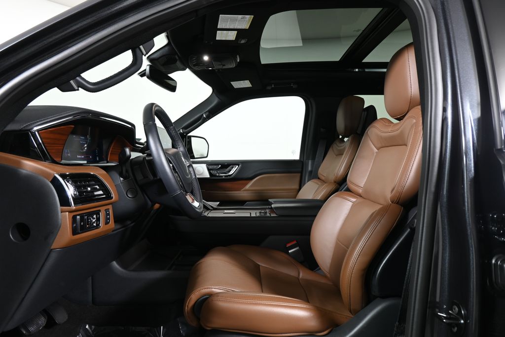 Thumbnail: 2024 Lincoln Navigator - 3