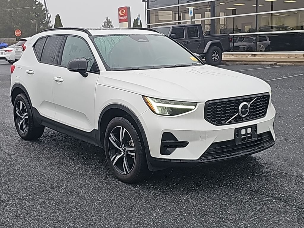 Crystal White Metallic 2024 Volvo XC40 B5 Ultimate Bright Theme AWD SUV / Crossover All-Wheel Drive Automatic