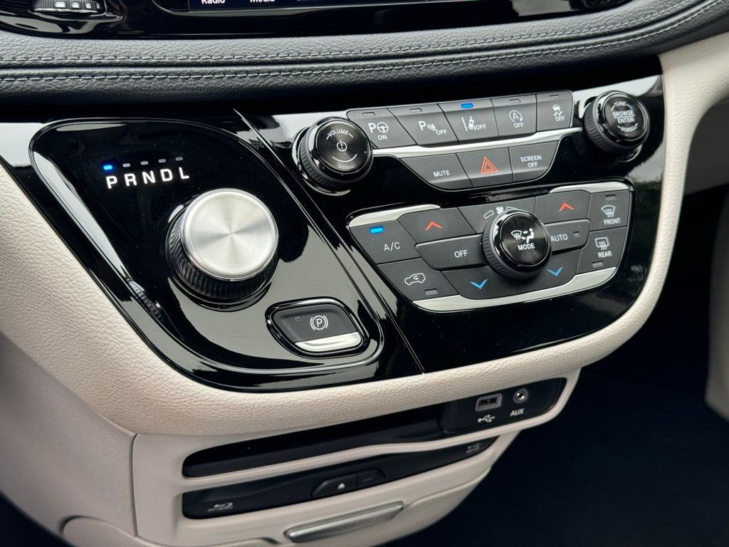 2018 Chrysler Pacifica Limited 38