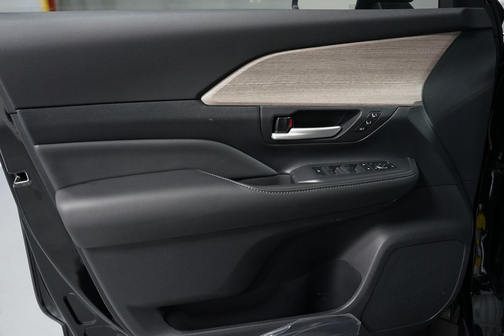 Thumbnail: 2026 Toyota Grand Highlander - 32