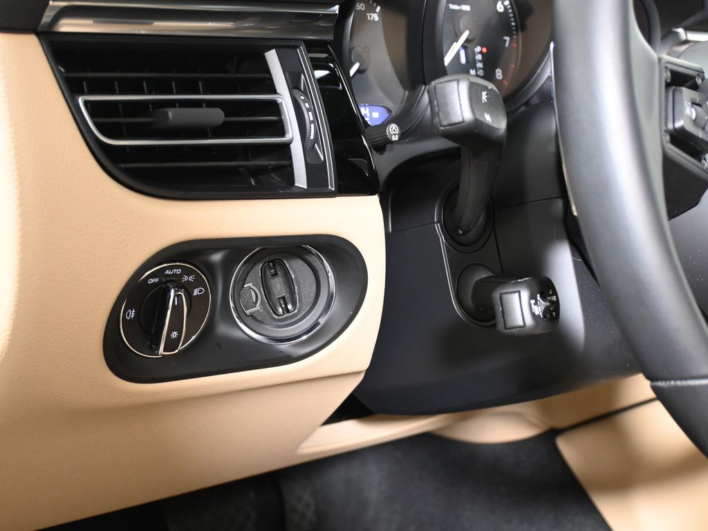 Thumbnail: 2025 Porsche Macan - 28