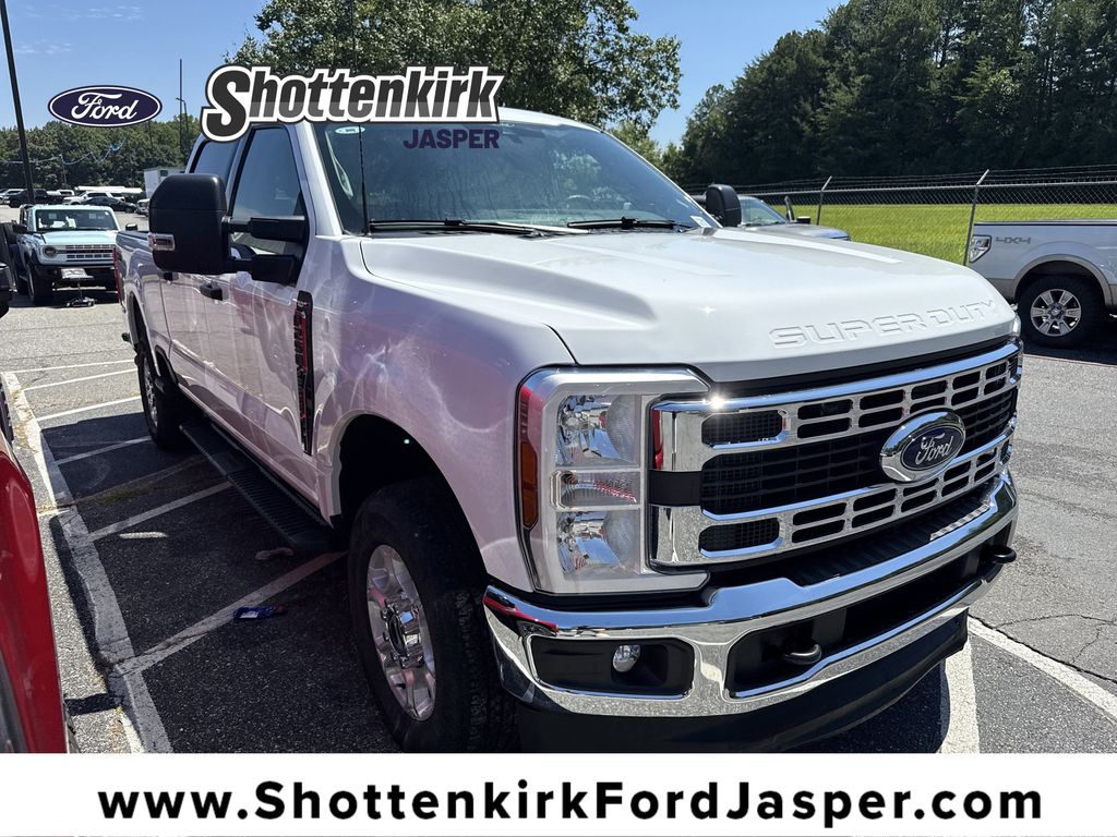 Oxford White 2025 Ford F-250 Super Duty Pickup Truck Four-Wheel Drive Automatic