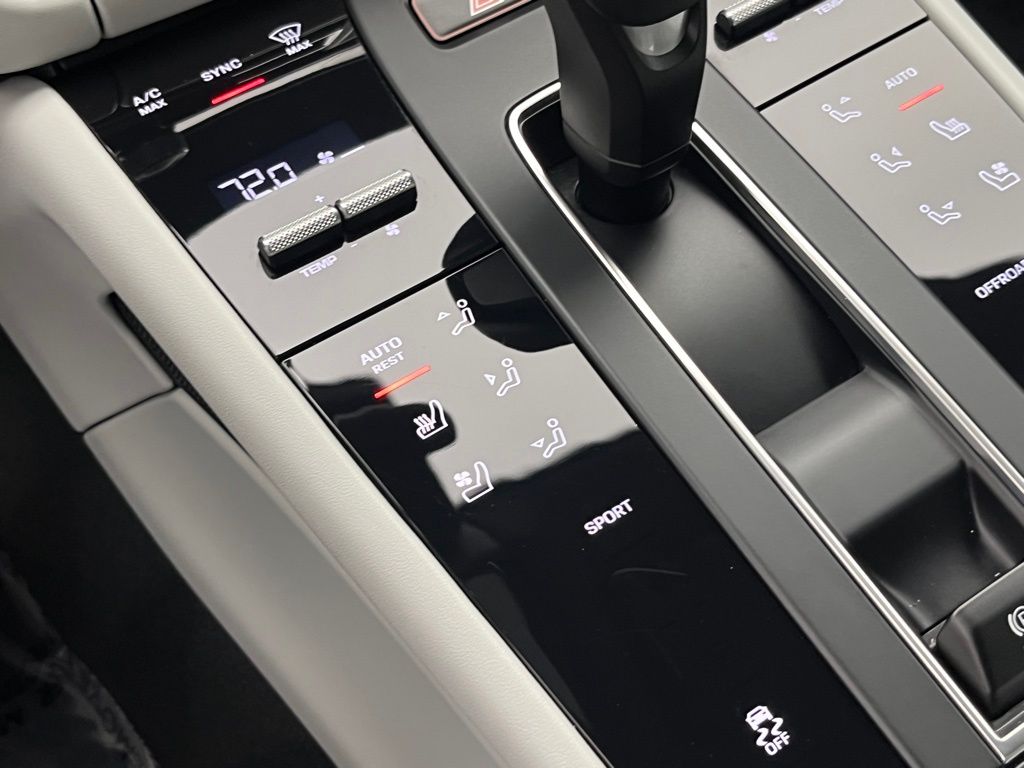 Thumbnail: 2025 Porsche Macan - 16
