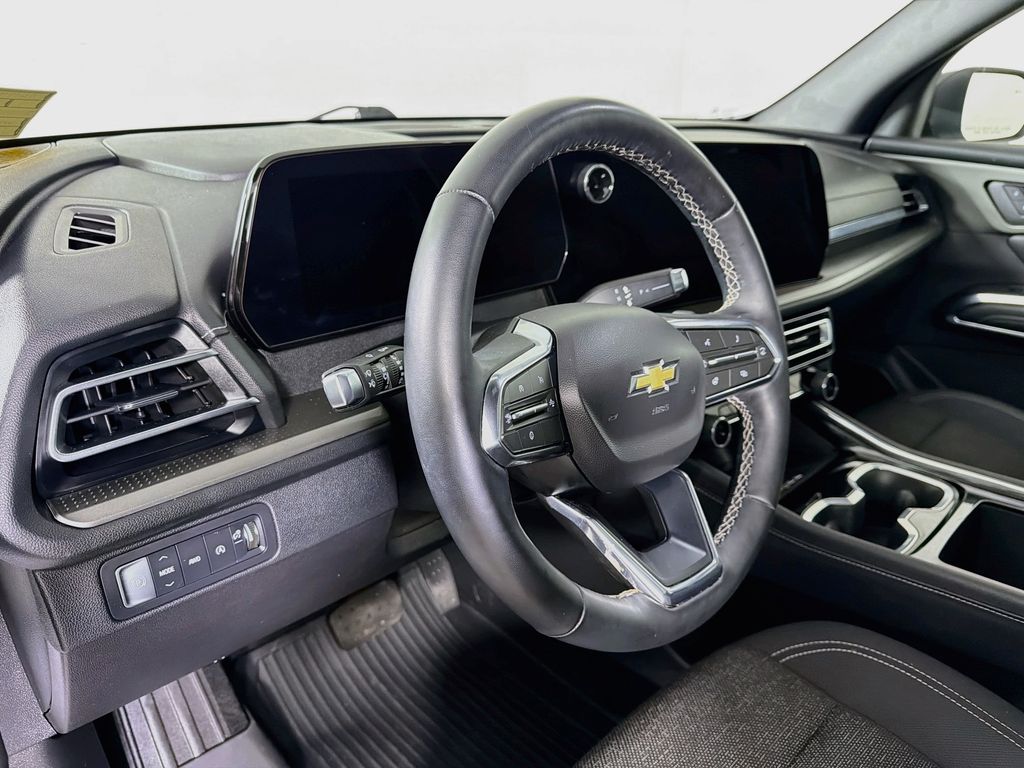 Used 2025 Chevrolet Traverse SUV