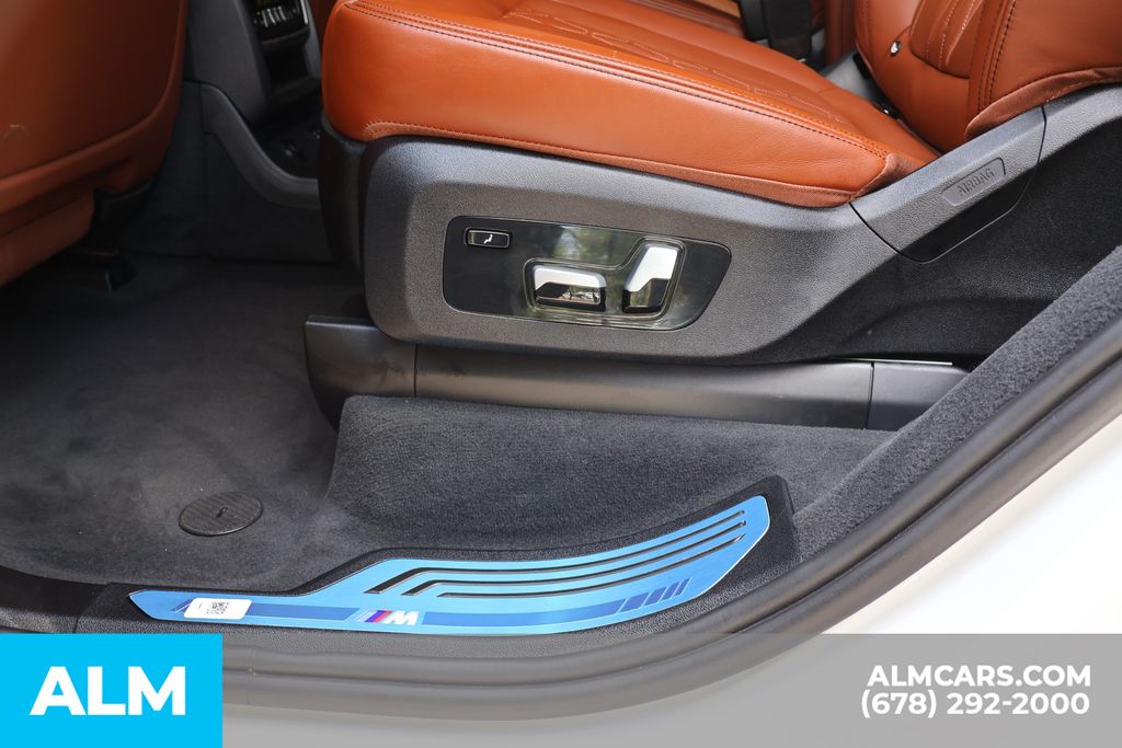 Used 2023 White BMW M60i image 21