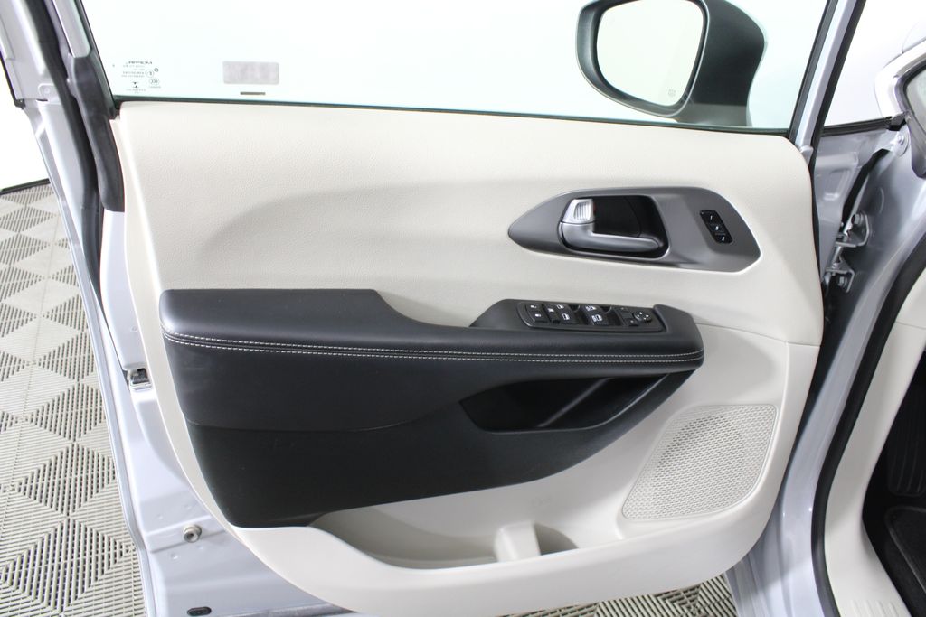 Used 2023 Chrysler Pacifica for sale in 