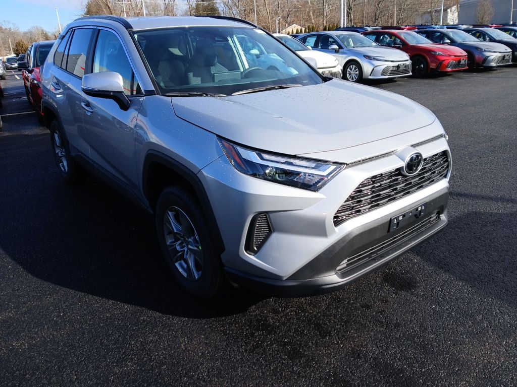 2025 Toyota RAV4 XLE's photo