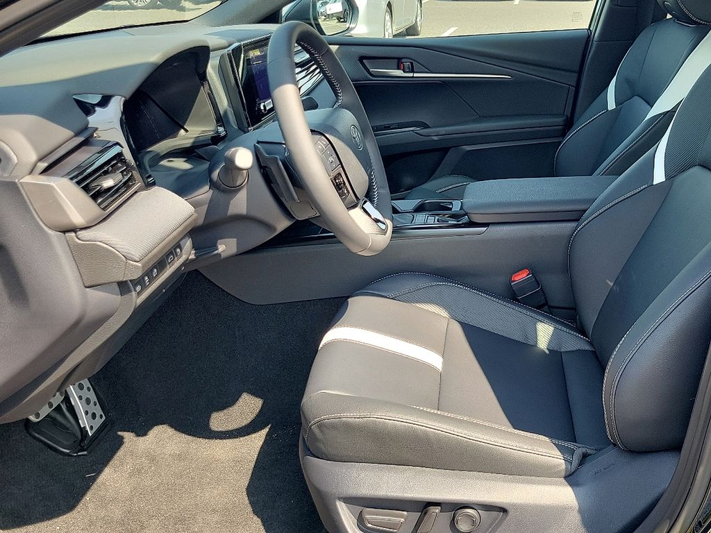 2025 Toyota Camry SE 8