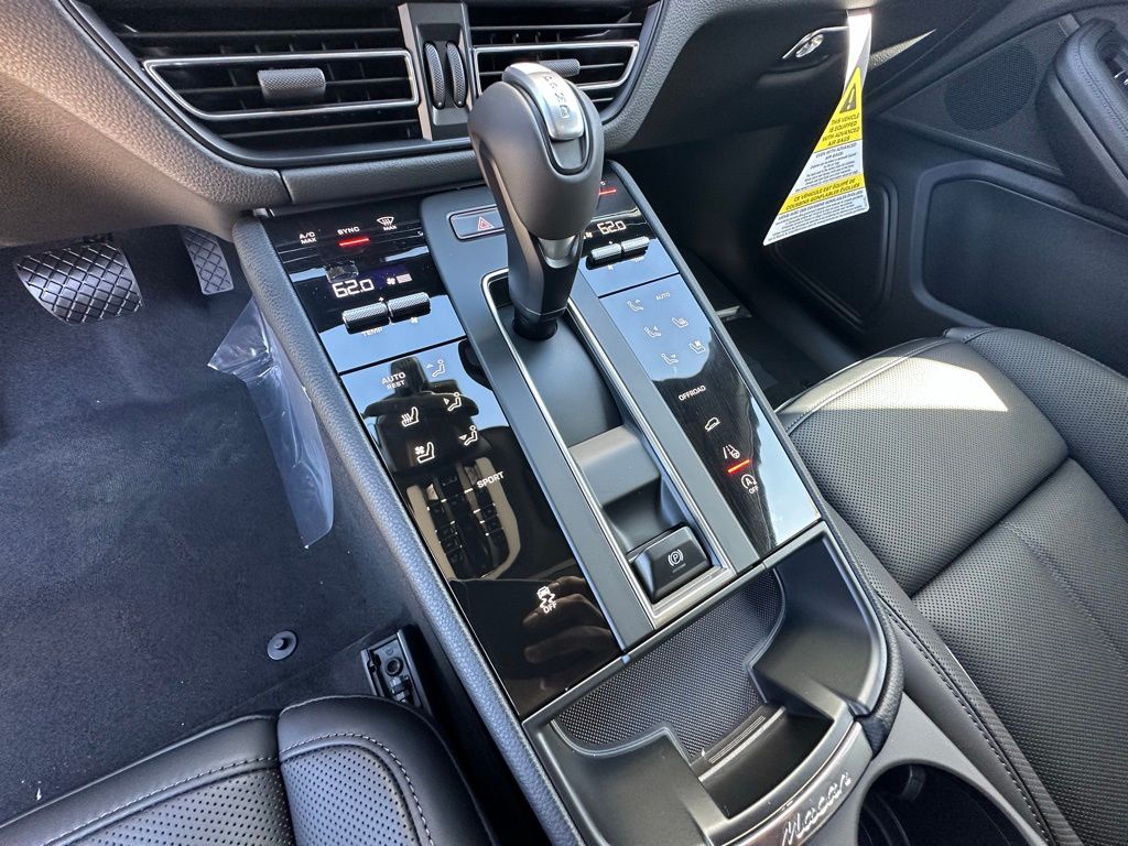 2025 Porsche Macan  23