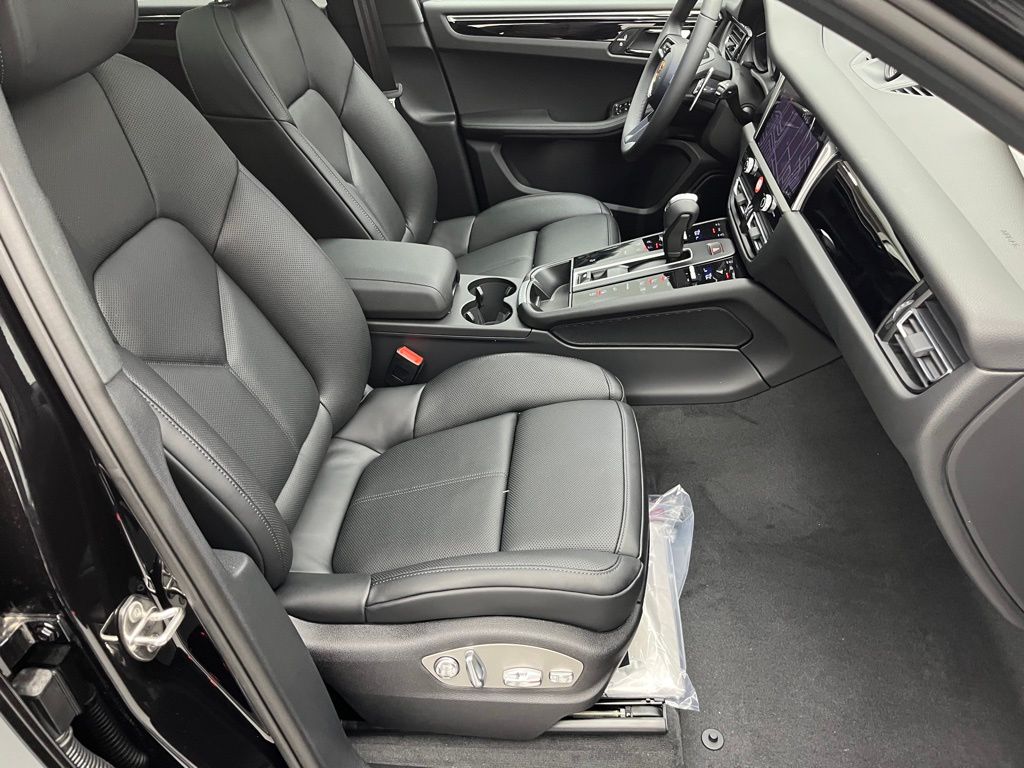 Thumbnail: 2026 Porsche Macan - 28