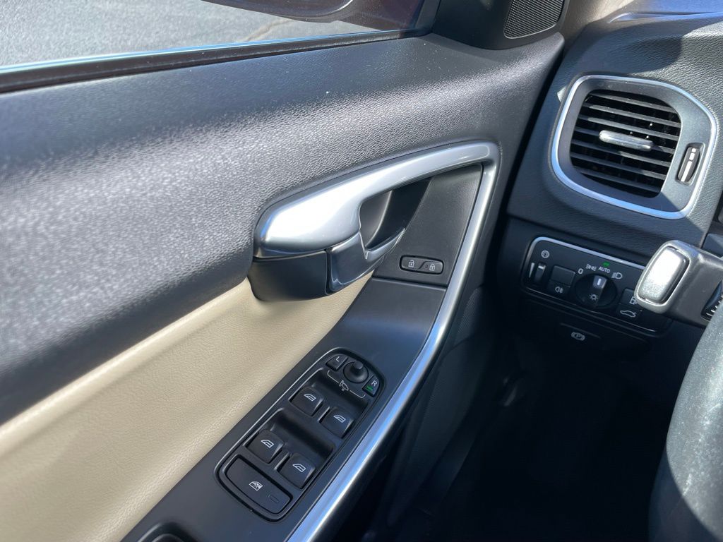 Thumbnail: 2016 Volvo V60 - 23