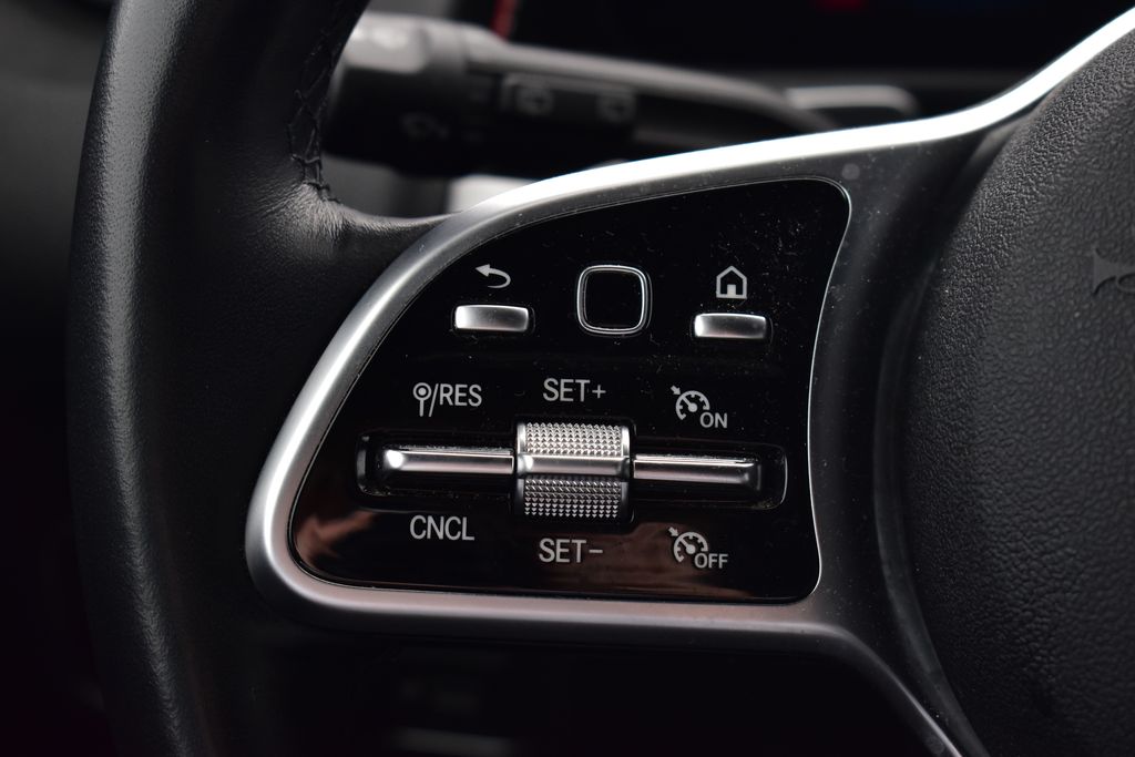 Thumbnail: 2022 Mercedes-Benz GLB - 16