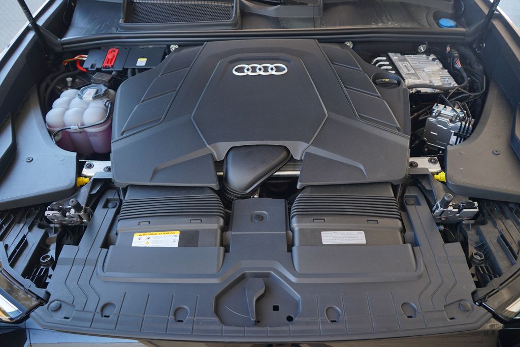 Thumbnail: 2025 Audi Q8 - 12