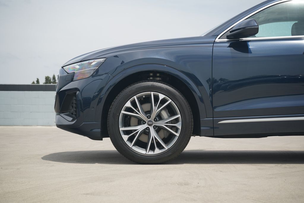 Thumbnail: 2026 Audi Q8 - 3