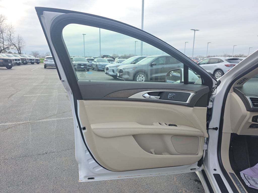 Used 2018 White Lincoln Select image 13