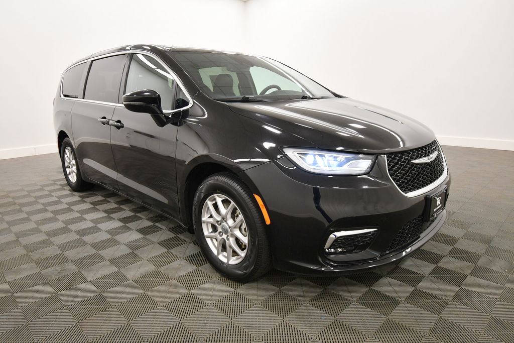 Used 2025 Chrysler Pacifica Van