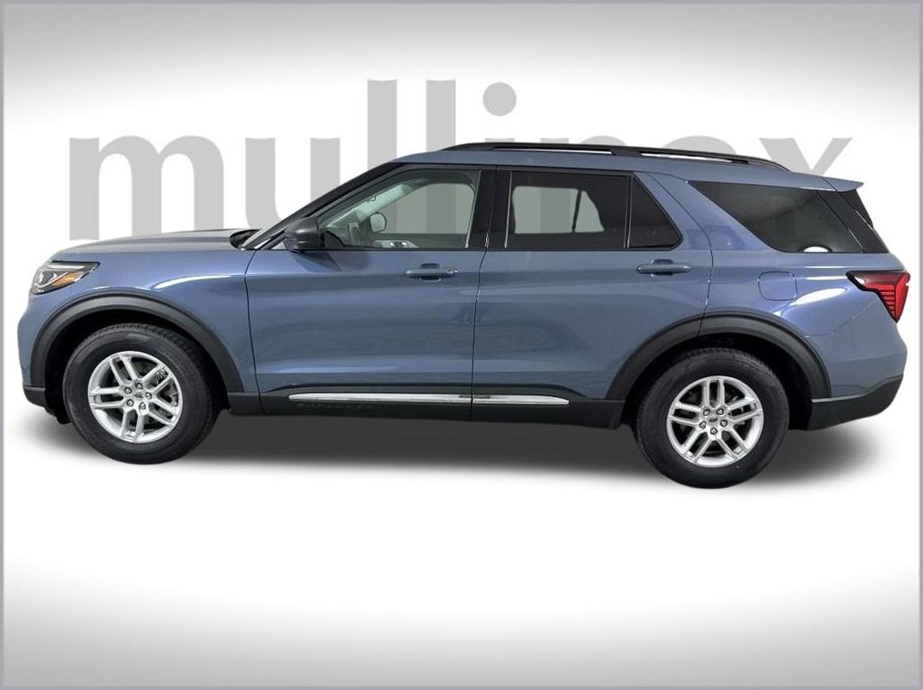 2025 Ford Explorer photo 2