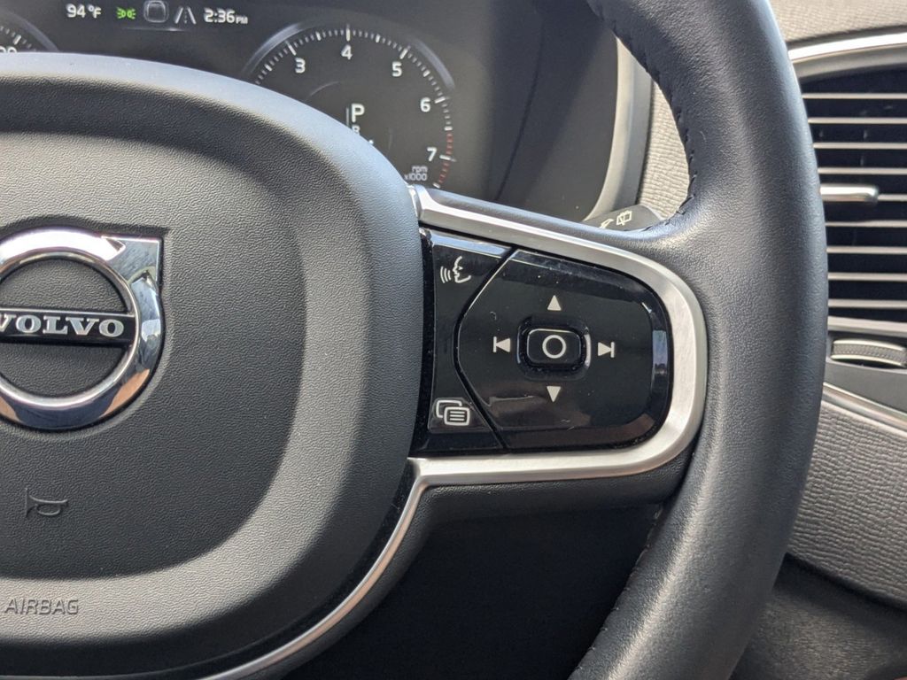 2022 Volvo XC90 T6 Momentum 6-Passenger