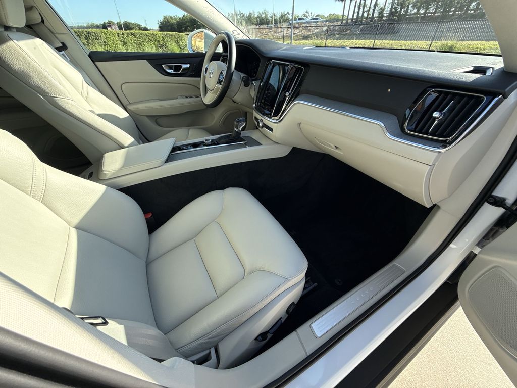 Thumbnail: 2022 Volvo S60 - 15